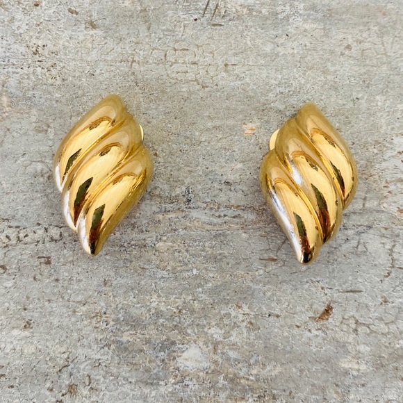 Dior Jewelry - ♥️ Dior ♥️ Vintage Gold Clip Earrings